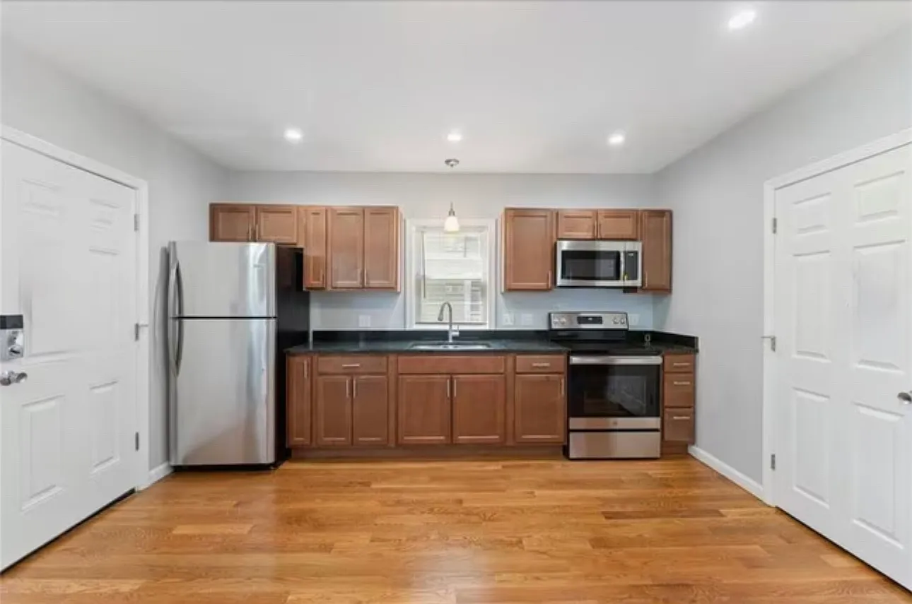 75 John St — Photo 3