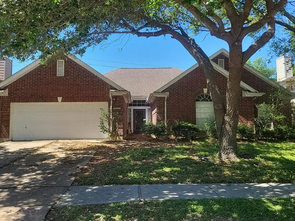 3911 N Oakwood Dr, Pearland, TX 77581