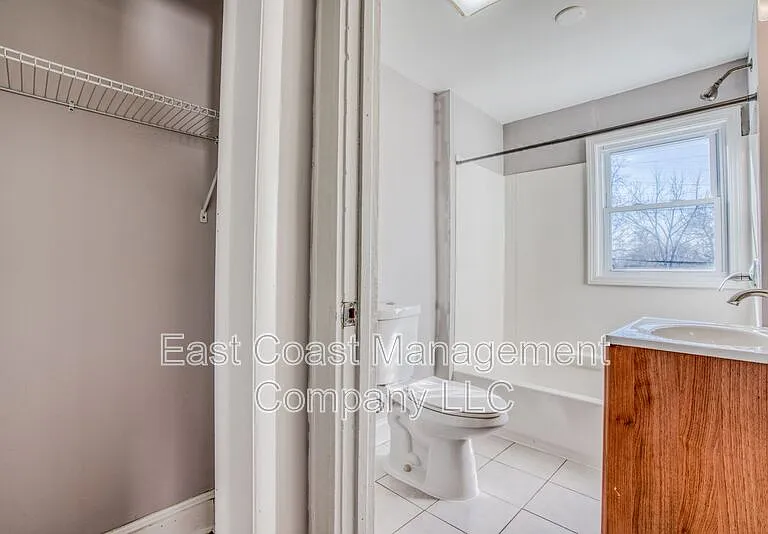 214 Center St — Photo 36