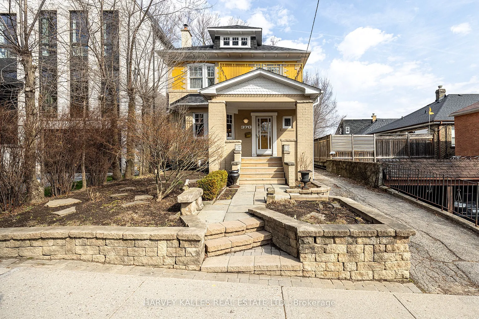 370 Saint Clements Ave photo 1