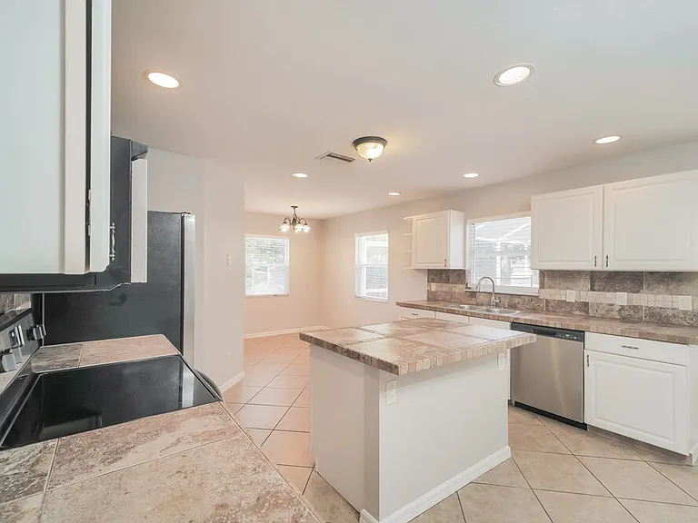 1413 SW 11th Pl — Photo 6