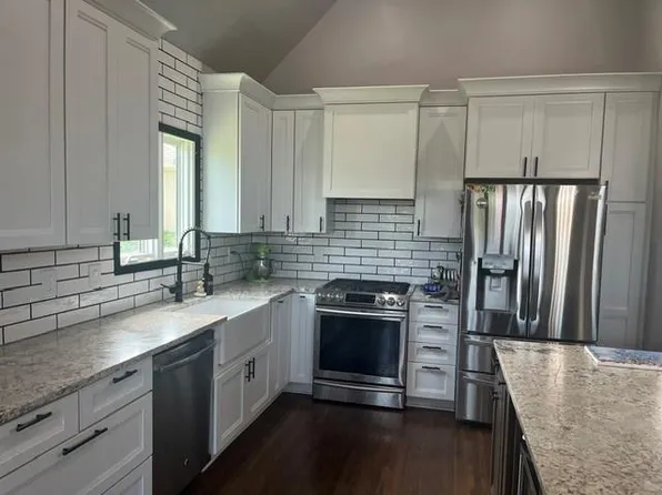 109 SE Chelsea Dr, Lees Summit, MO 64063