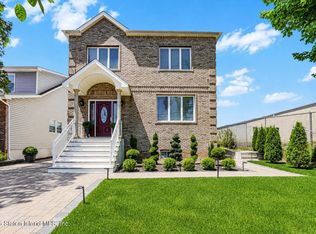 1 McClean Ave, Staten Island, NY 10305