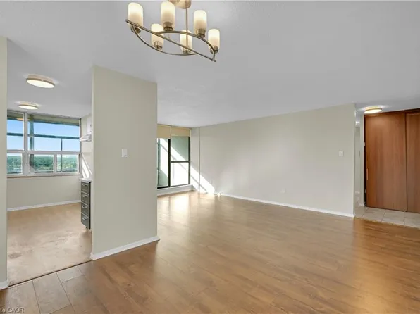25 Kensington Rd #1612, Brampton, ON L6T 3W8