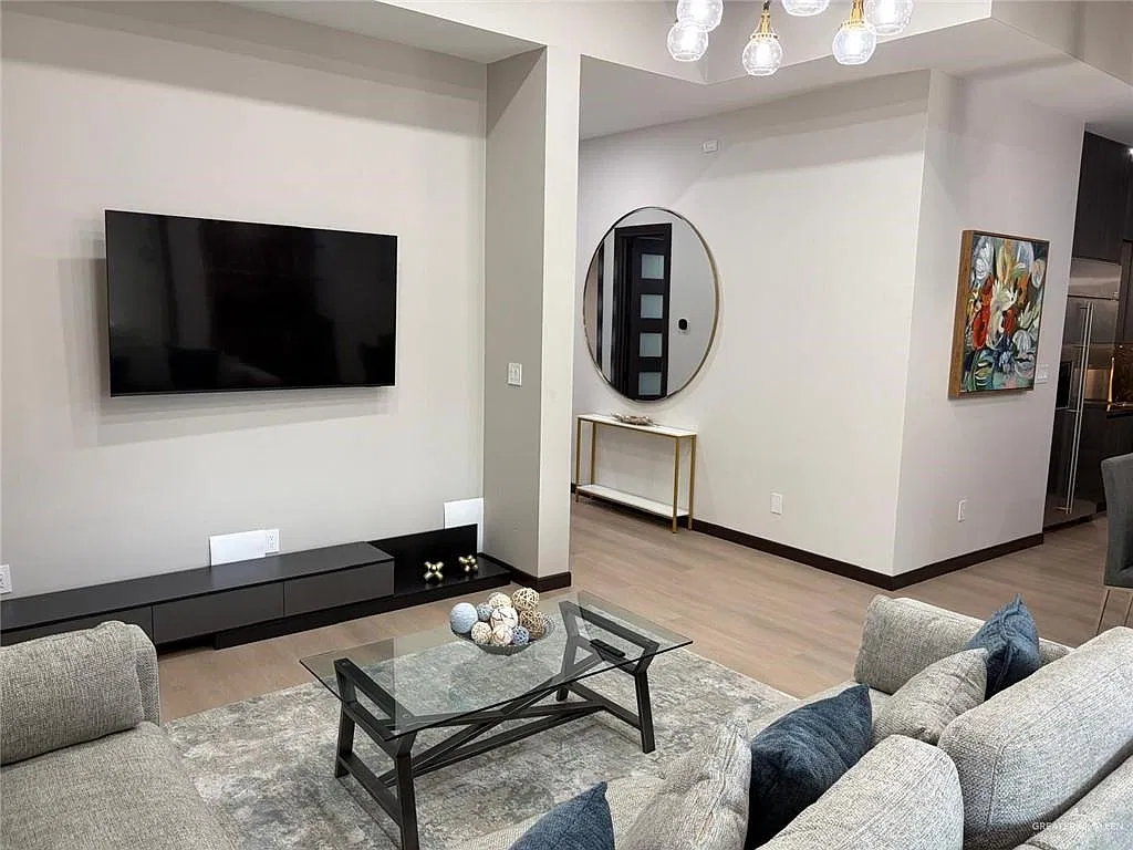 2 bed, 2.0 bath, 1373 sqft, $2,500 — Photo 3