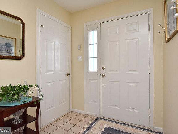 4th image of 989 Larkspur Pl N