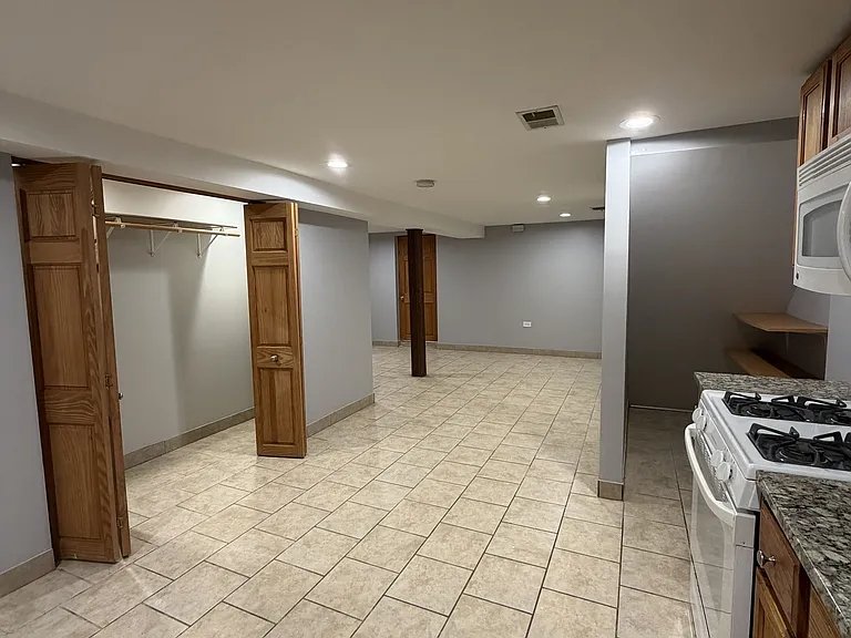 2936 N Harding Ave #G — Photo 5