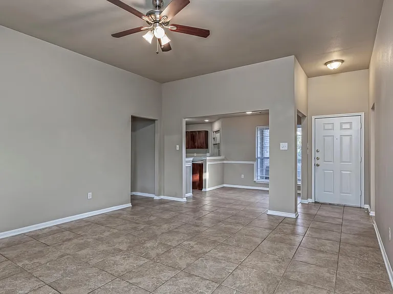 4806 Sterling Manor Dr — Photo 3