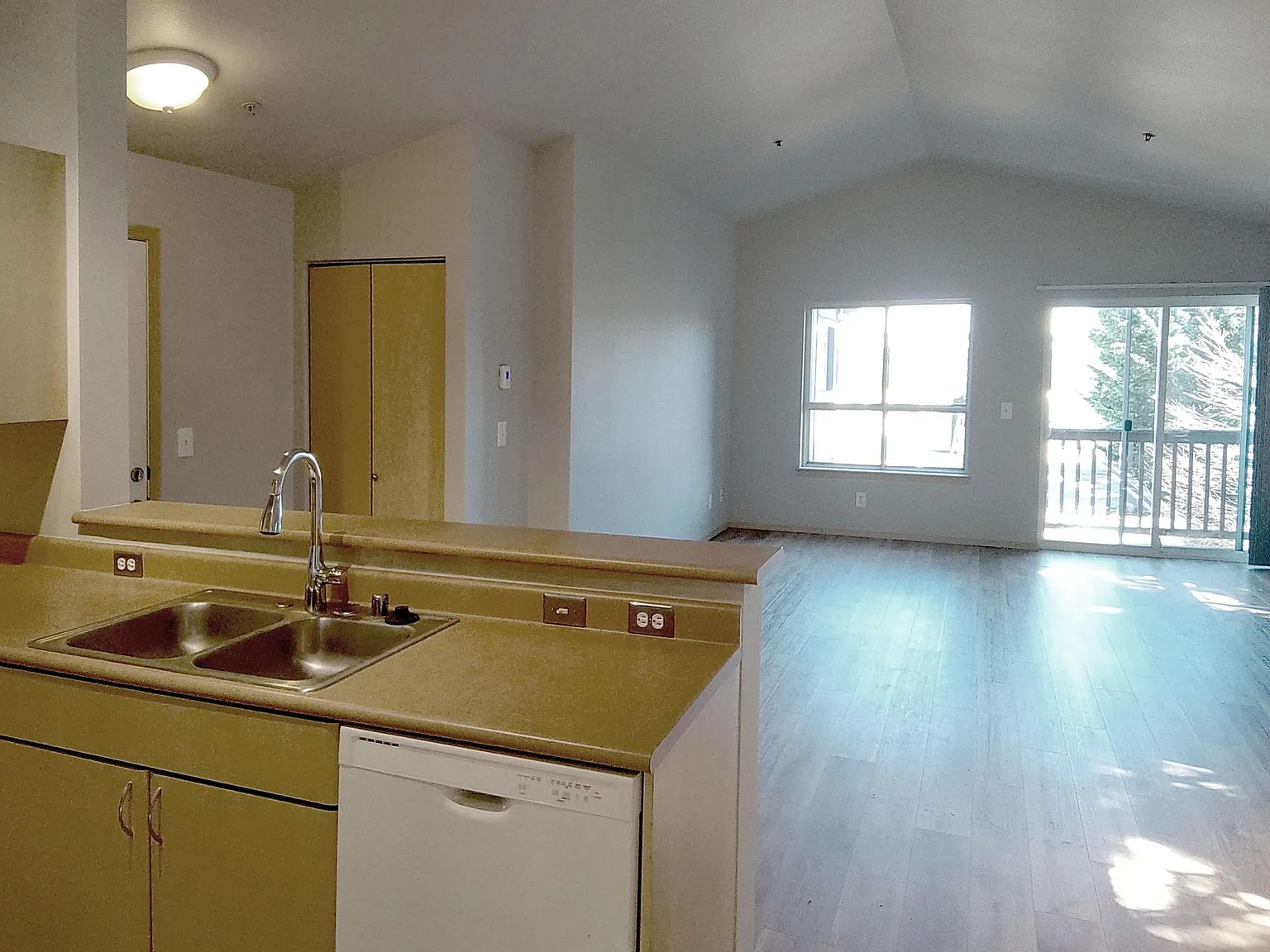 2 bed, 1000 sqft, $3,350 — Photo 2