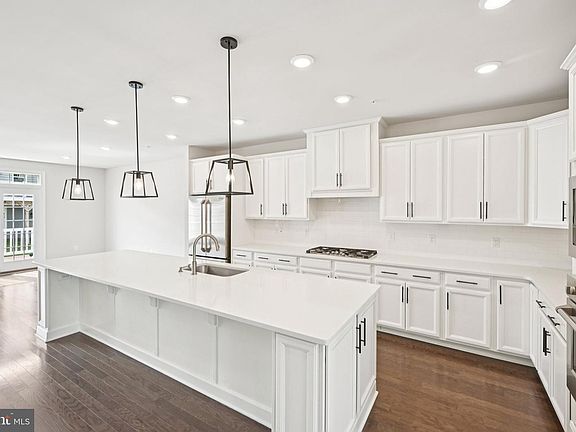 3rd image of 833 Stonecliffe Rd