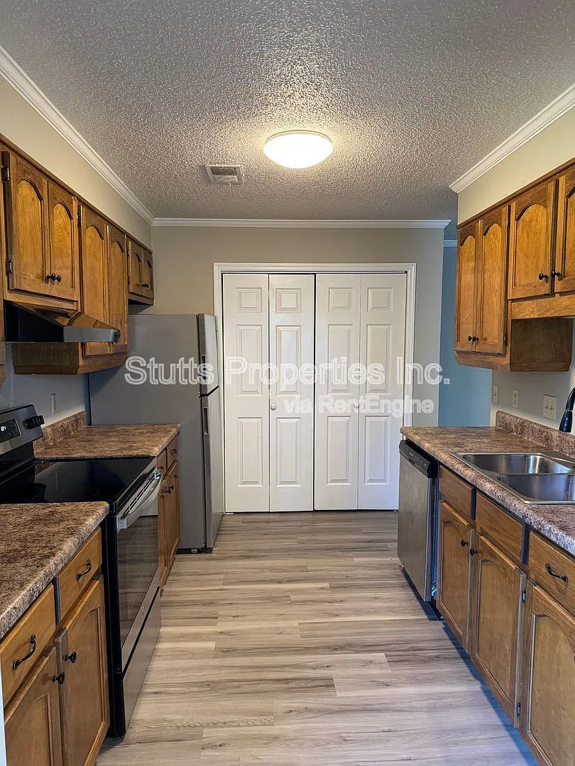3450 Cloverdale Rd — Photo 2