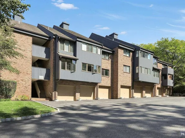 225 Indian Hollow Ct, Mahwah, NJ 07430