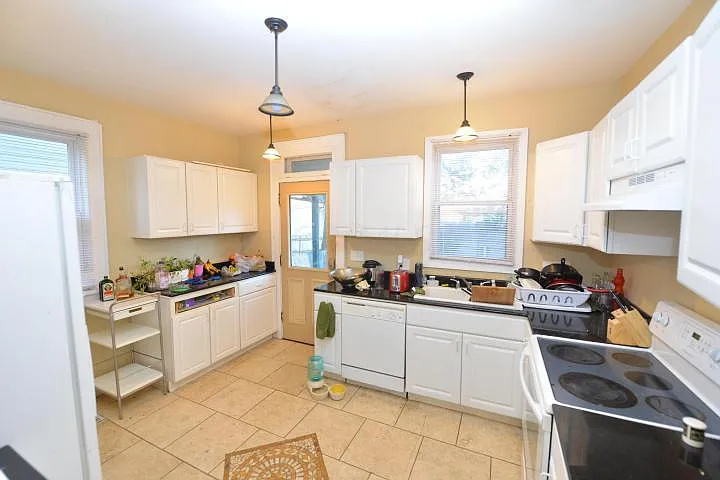 452 Clinton St — Photo 3