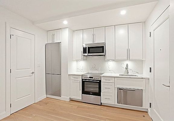 3rd image of 160 E 48th St #15CC