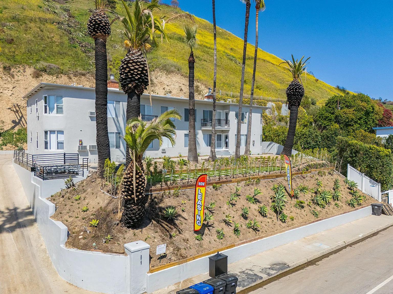 Malibu Cove Apartments — Photo 2