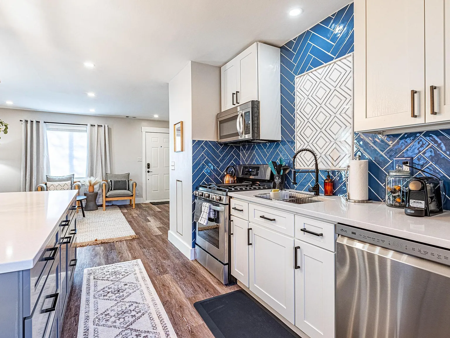 2 bed, 849 sqft, $4,250 — Photo 4