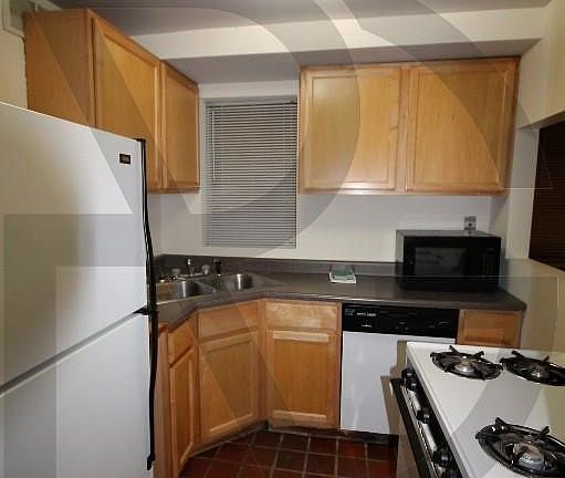 3rd image of 2326 N Southport Ave #2326CH2