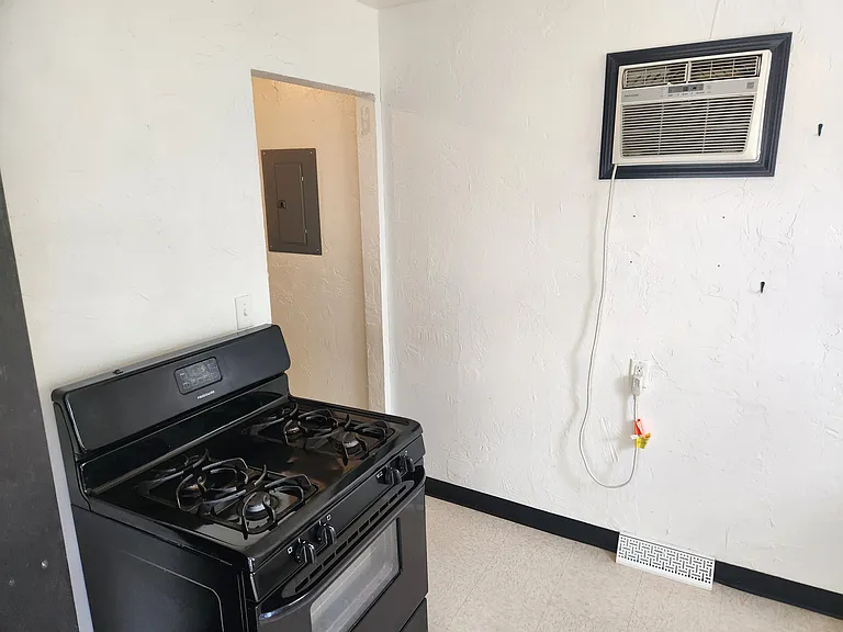 860 Waterloo St — Photo 9