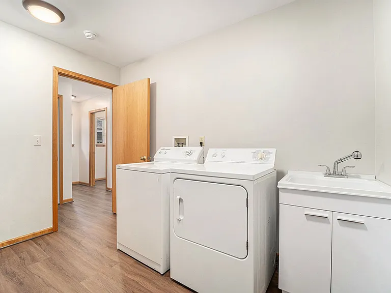 896 Saint Clair St — Photo 23