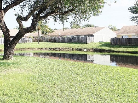 3rd image of 4851 Orleans Ct APT C