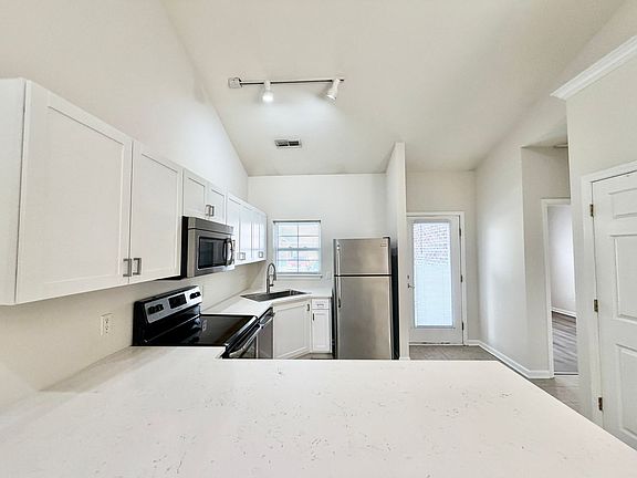 3rd image of 213 Eucalyptus Ln