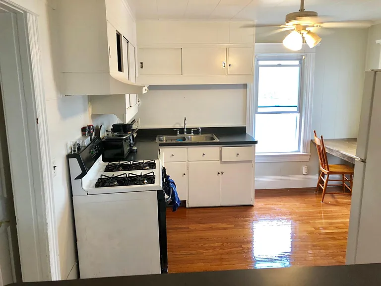 131 Rosedale St #UPPER MONROE — Photo 2