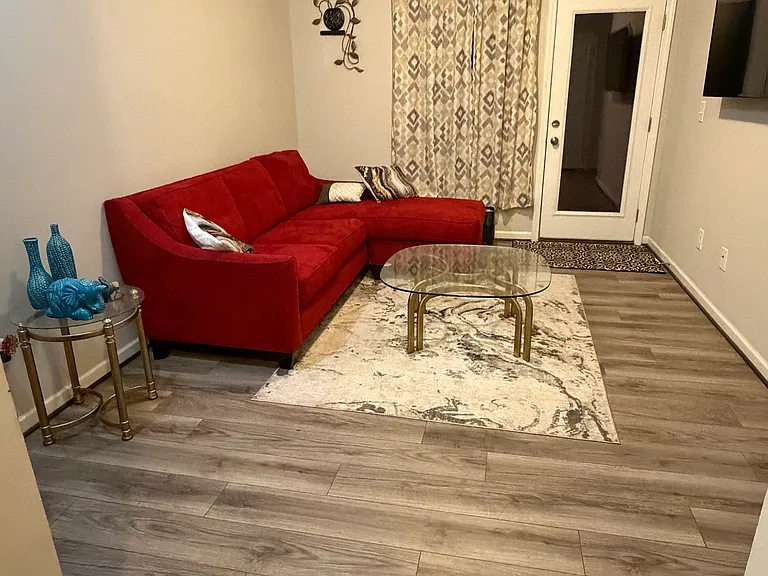1049 Lathrop Ln — Photo 6