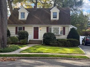 24 Summit Ave, Waldwick, NJ 07463