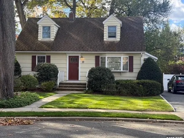 24 Summit Ave, Waldwick, NJ 07463