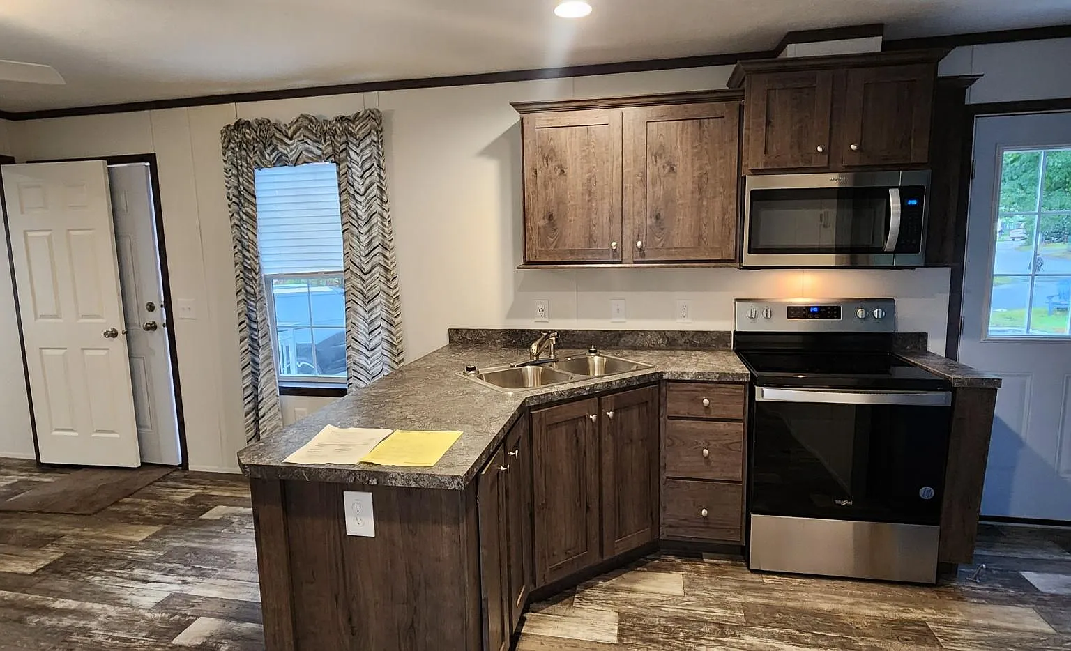 2 bed, 610 sqft, $1,649 — Photo 3