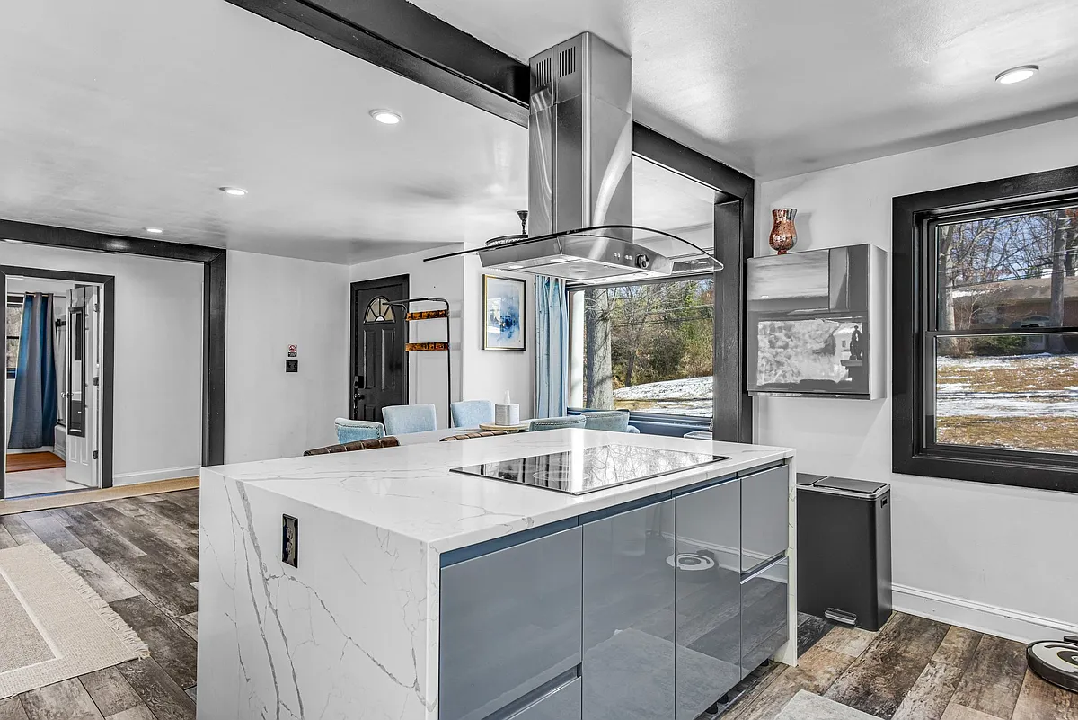 Building Photo - 4420 Village Dr
