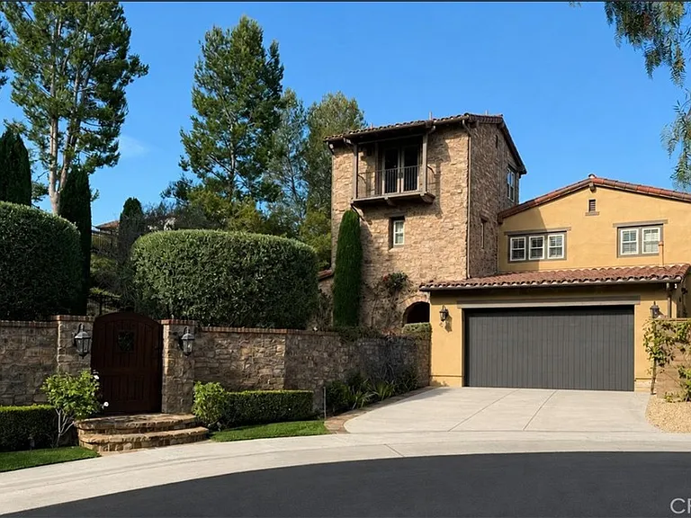 17 Sandalo Ct — Photo 1