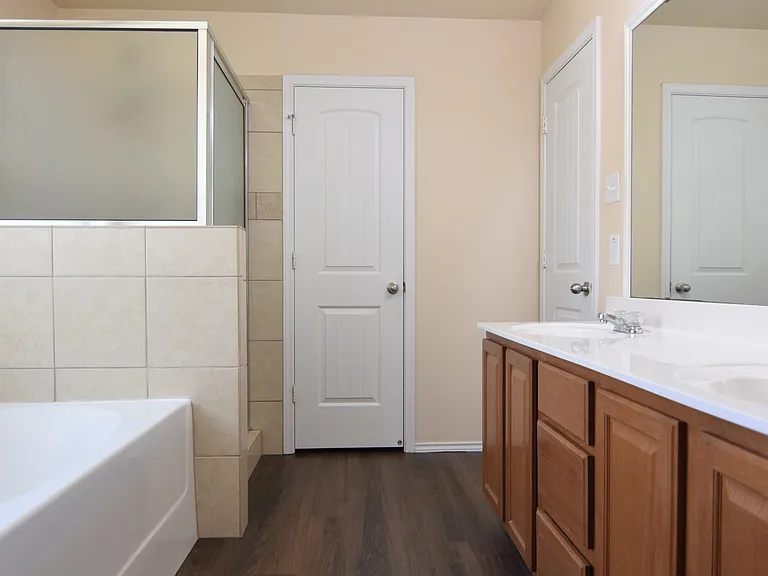 300 Curtis Dr — Photo 17