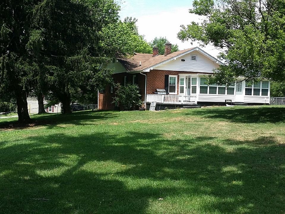 1.3 fenced acres, 4 garage!