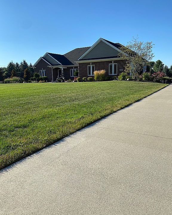 2nd image of 8617 Hyne Rd