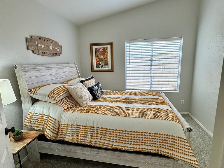 Third bedroom, queen size bed.