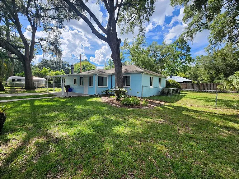 1014 NE 10th Pl — Photo 3
