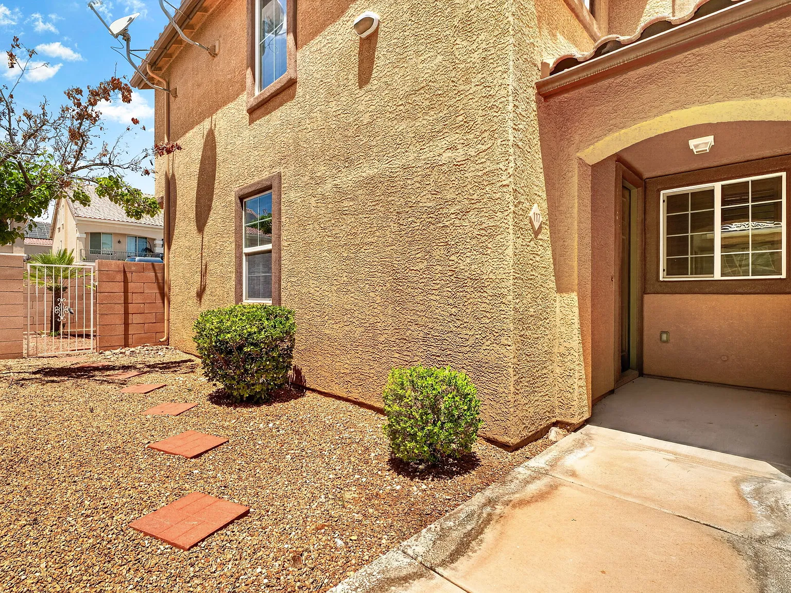 3 bed, 2.5 bath, 1657 sqft, $1,995 — Photo 3