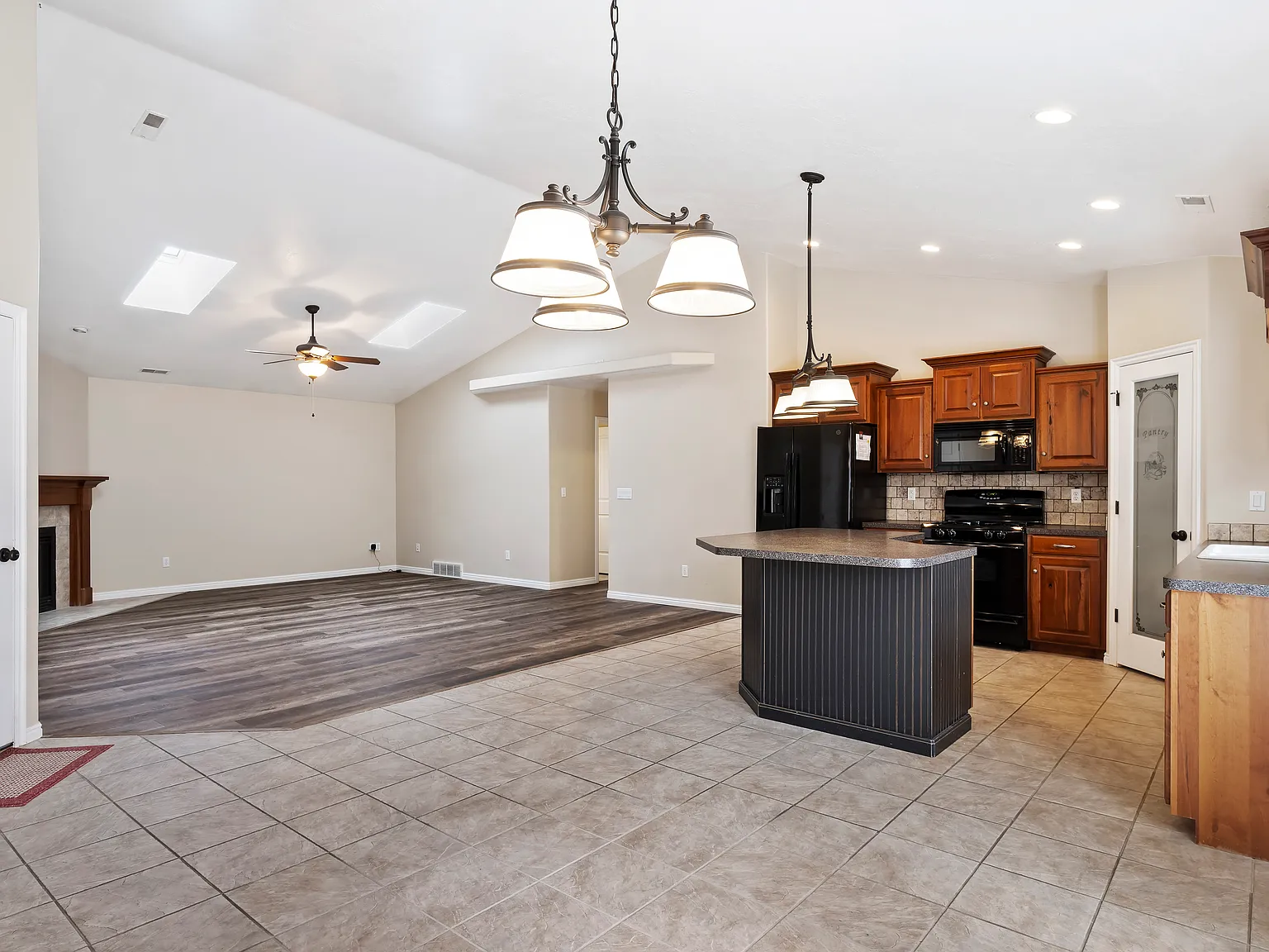 2 bed, 1547 sqft, $2,300 — Photo 4