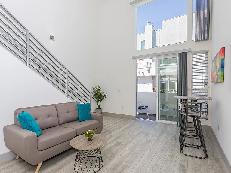 Lido Apartments - 1039 S Hobart — Photo 33