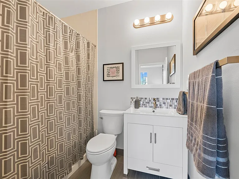 240 NE 2nd St #6-F — Photo 12