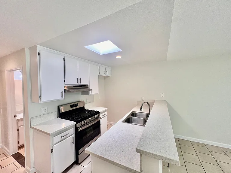 820 Glenoaks Apartments — Photo 11