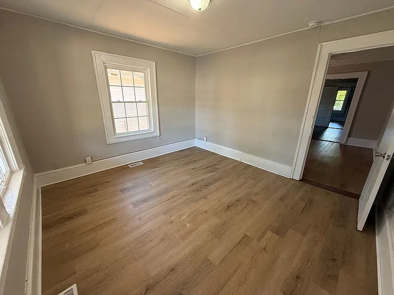 104 Parkview St W — Photo 3