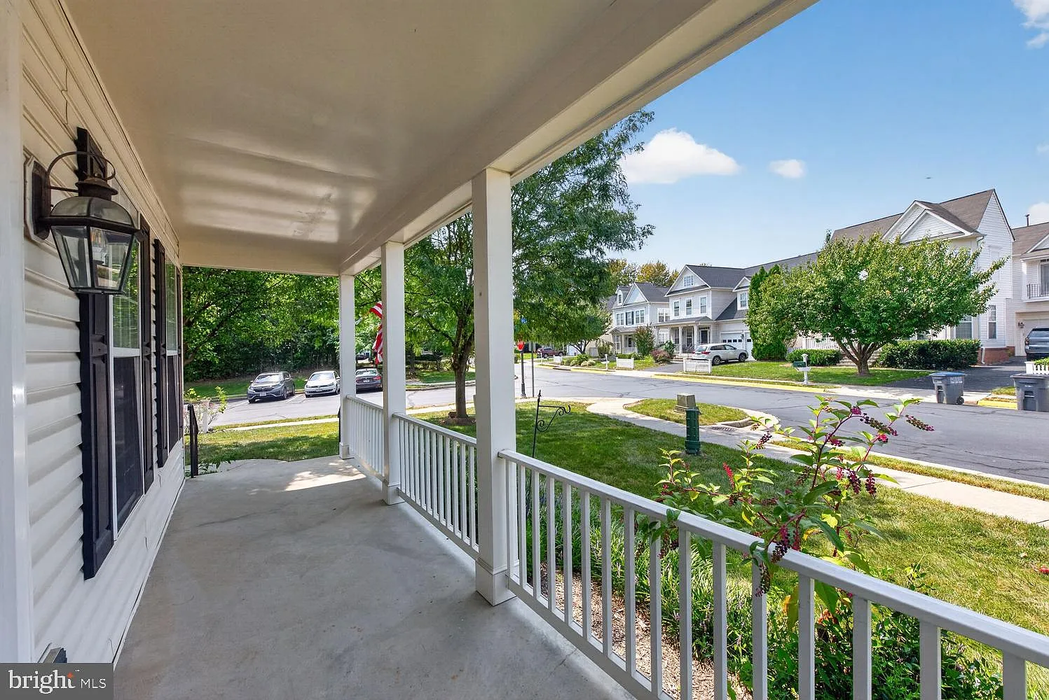 4 bed, 2.5 bath, 2760 sqft, $4,200 — Photo 3