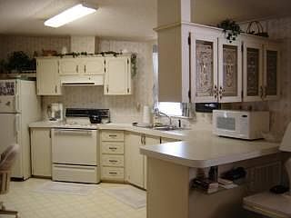 2nd image of 140 Orchid St