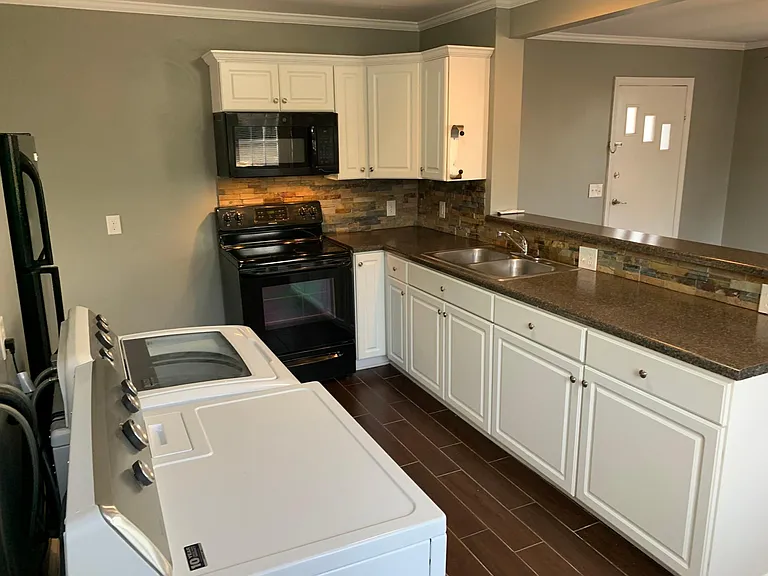 206 S Lucas St #B — Photo 4