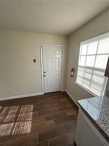 250 Helen St — Photo 10
