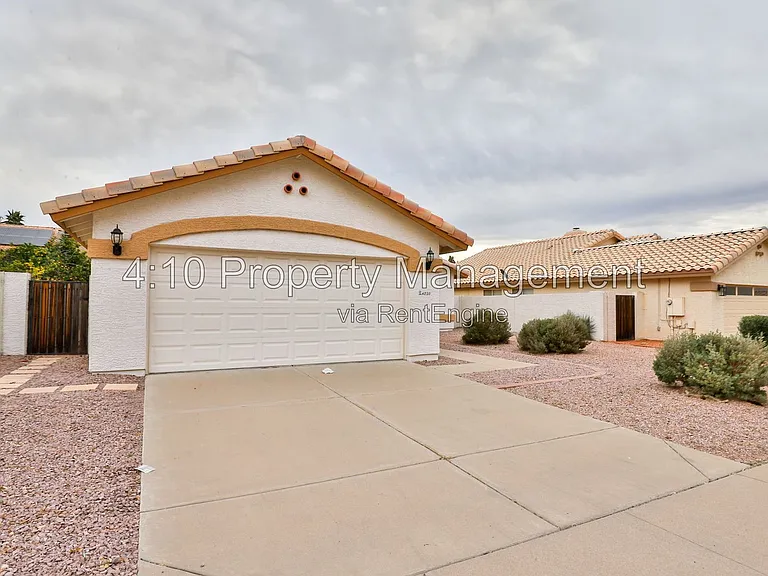 4230 E Woodland Dr — Photo 2