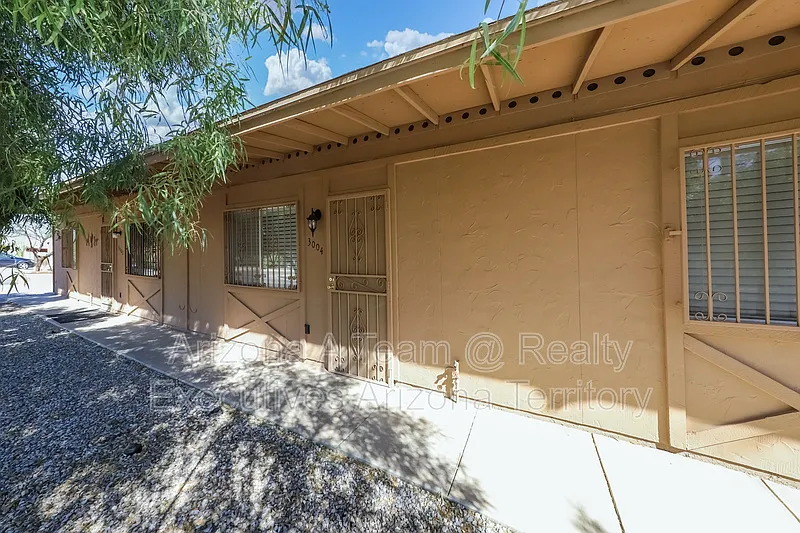 2 bed, 1.0 bath, 822 sqft, $1,350 — Photo 2
