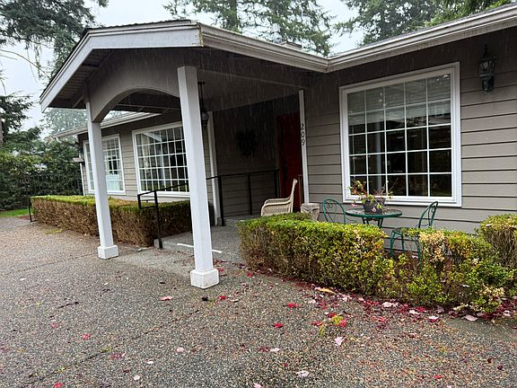 3rd image of 209 NW 203rd St